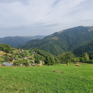 Serbarea Câmpenească de pe Muntele Dobrin: Tradiție și Comunitate la Măguri Răcătău, în județul Cluj