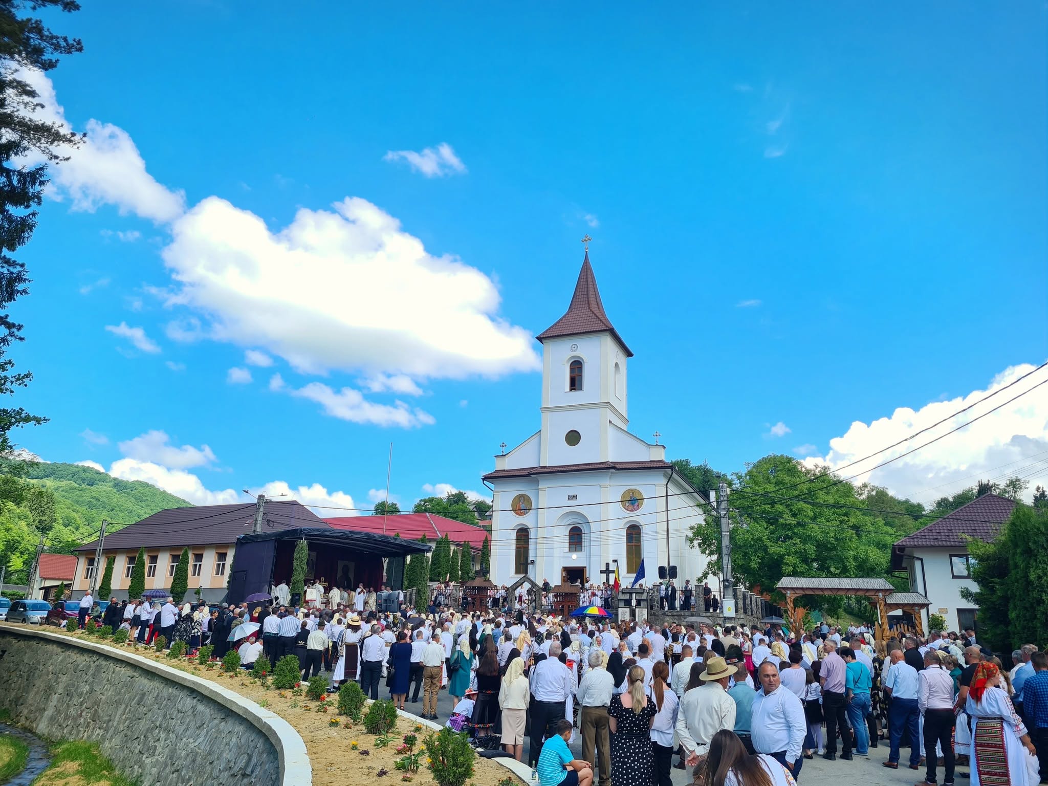 Resfințirea bisericii din Runcu Salvei