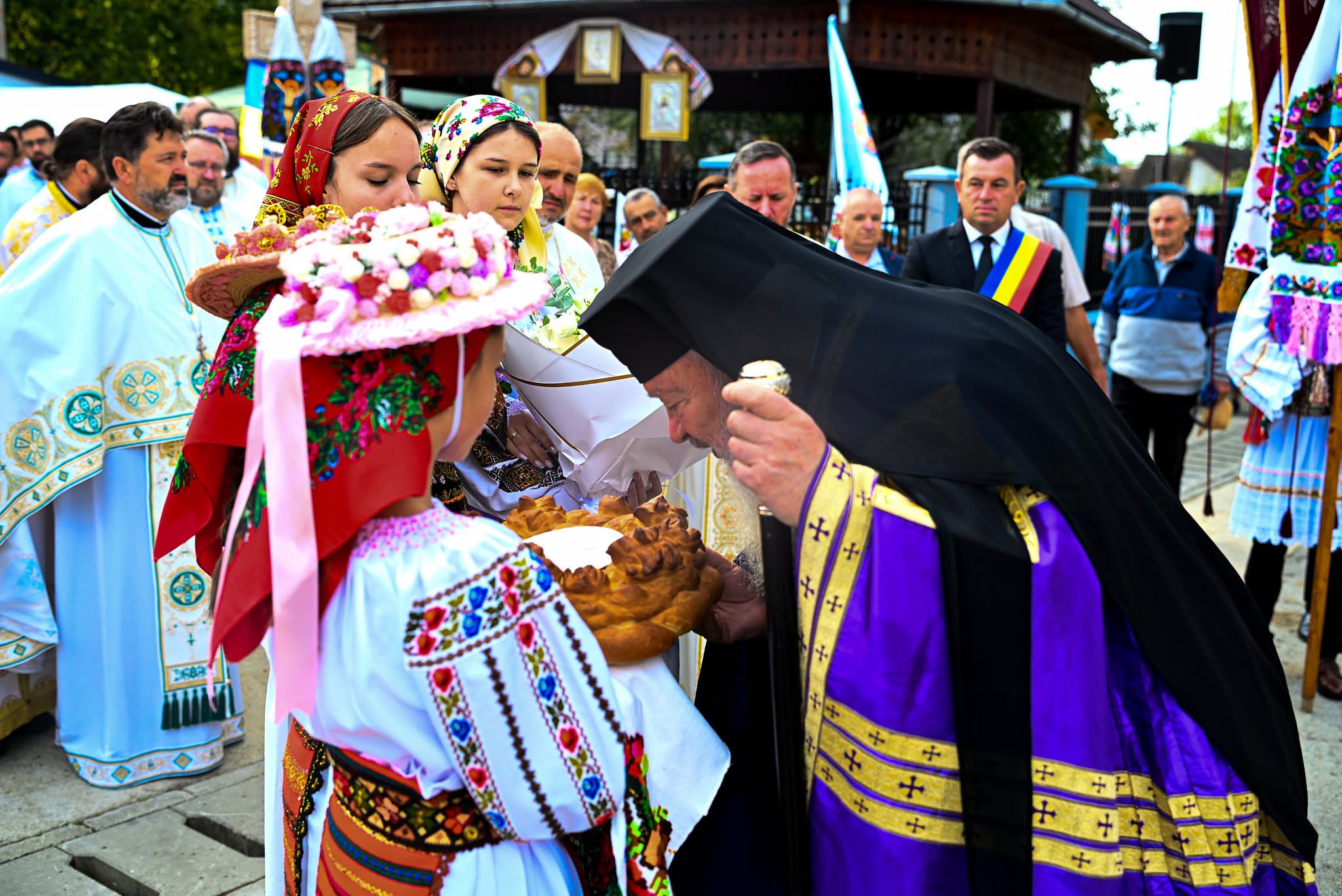 Sărbătoare și binecuvântare la Dobricel, județul Bistrița-Năsăud: Mitropolitul Andrei a resfințit biserica „Sfinții Arhangheli Mihail și Gavriil”!