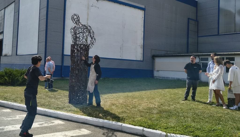 Bistrița devine atelier de artă: patru studenți au transformat metalul din fabrica Comelf în sculpturi impresionante!
