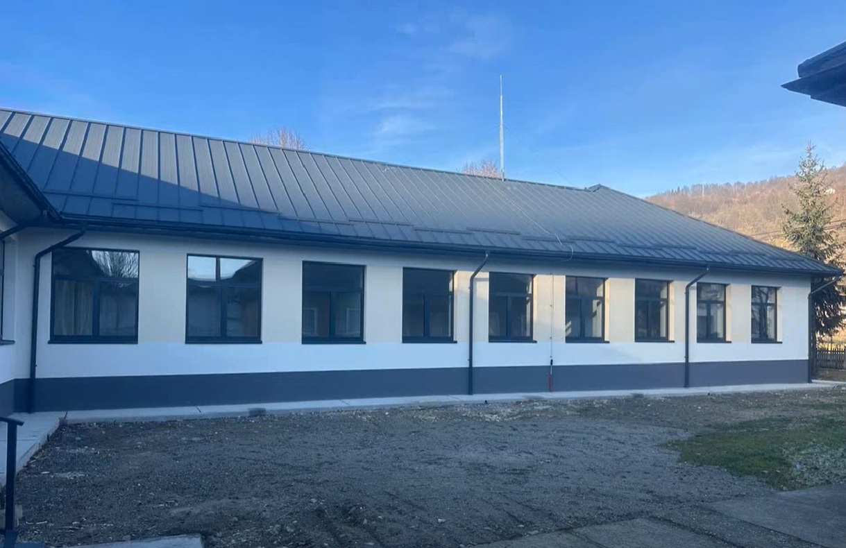 O școală cu istorie, pregătită pentru un nou început: Primăria Vișeu de Sus, Maramureș, readuce la viață Școala Primară Nr. 3 din Rădeasa!