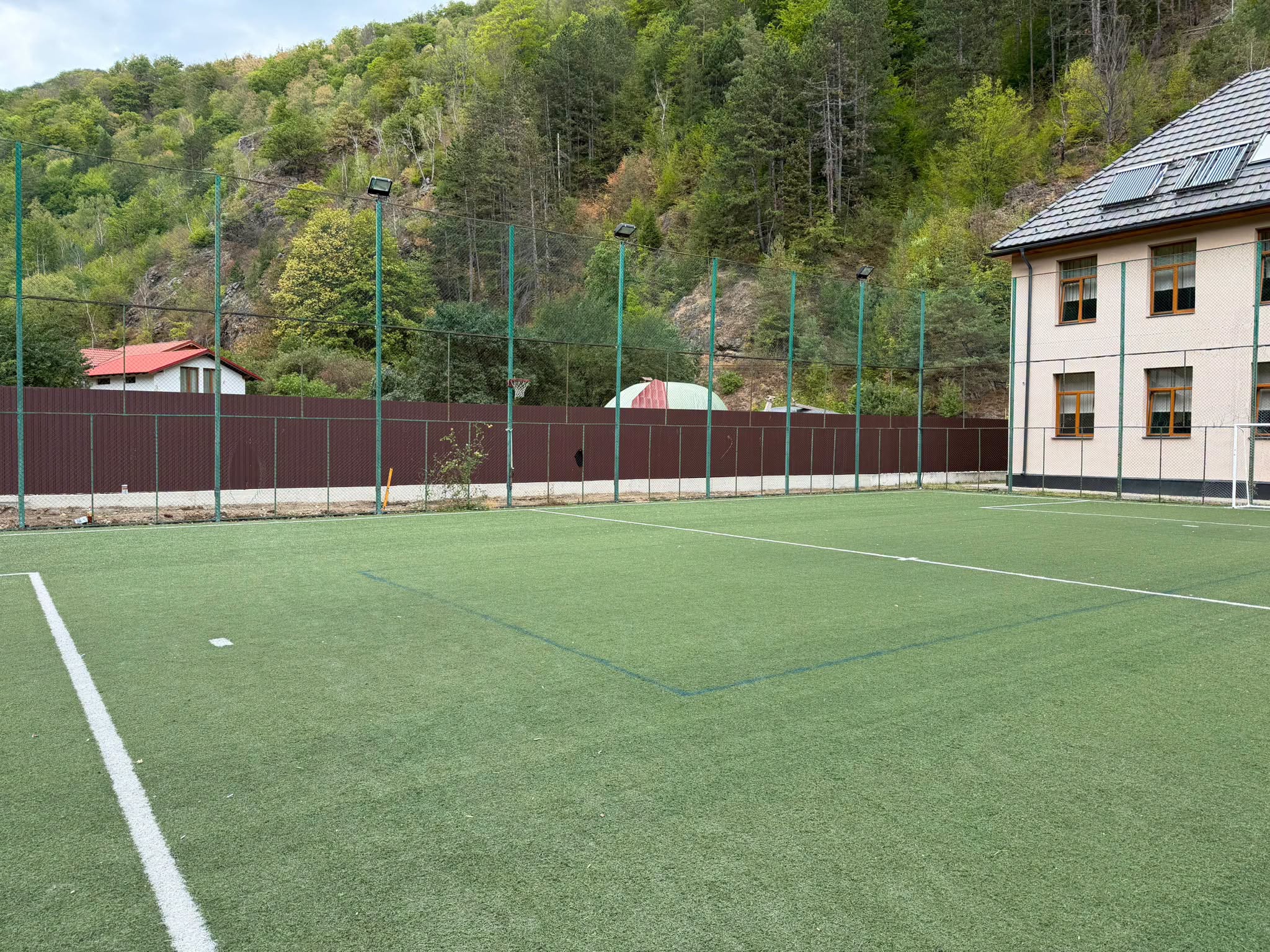 Două investiții finalizate în comuna Valea Ierii, județul Cluj: drumul spre satul Cerc, refăcut, iar curtea școlii, securizată!