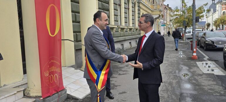 Vizită diplomatică importantă la Primăria municipiului Sighetu Marmației, județul Maramureș: primarul Vasile Moldovan l-a primit pe Ambasadorul Israelului în România!