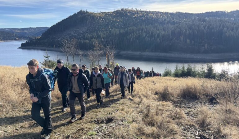 Spectacol de toamnă în Apuseni: 200 de iubitori ai muntelui au inaugurat un nou traseu turistic spectaculos la Beliș, în județul Cluj!