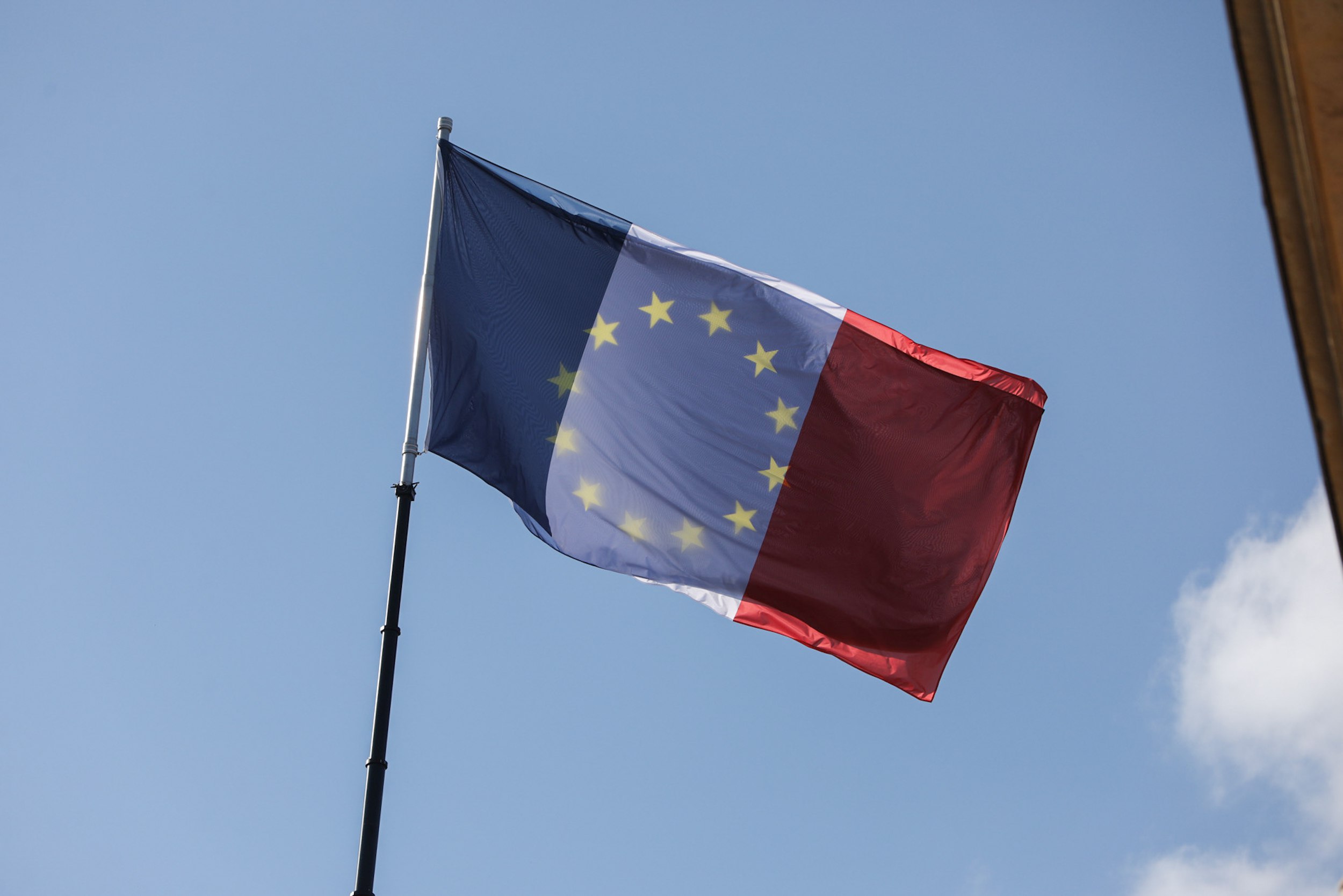 Marine Le Pen și Jean-Luc Mélenchon ar putea ajunge în finala alegerilor prezidențiale din Franța. Ce arată cel mai recent sondaj