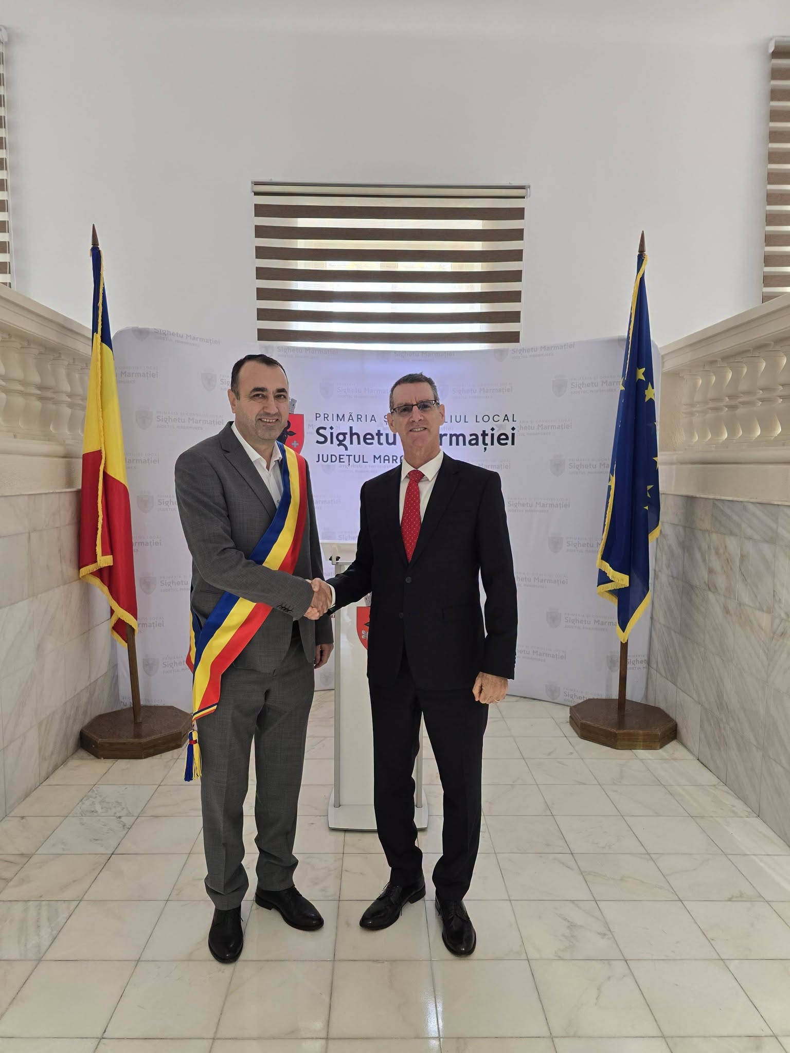 Vizită diplomatică importantă la Primăria municipiului Sighetu Marmației, județul Maramureș: primarul Vasile Moldovan l-a primit pe Ambasadorul Israelului în România!