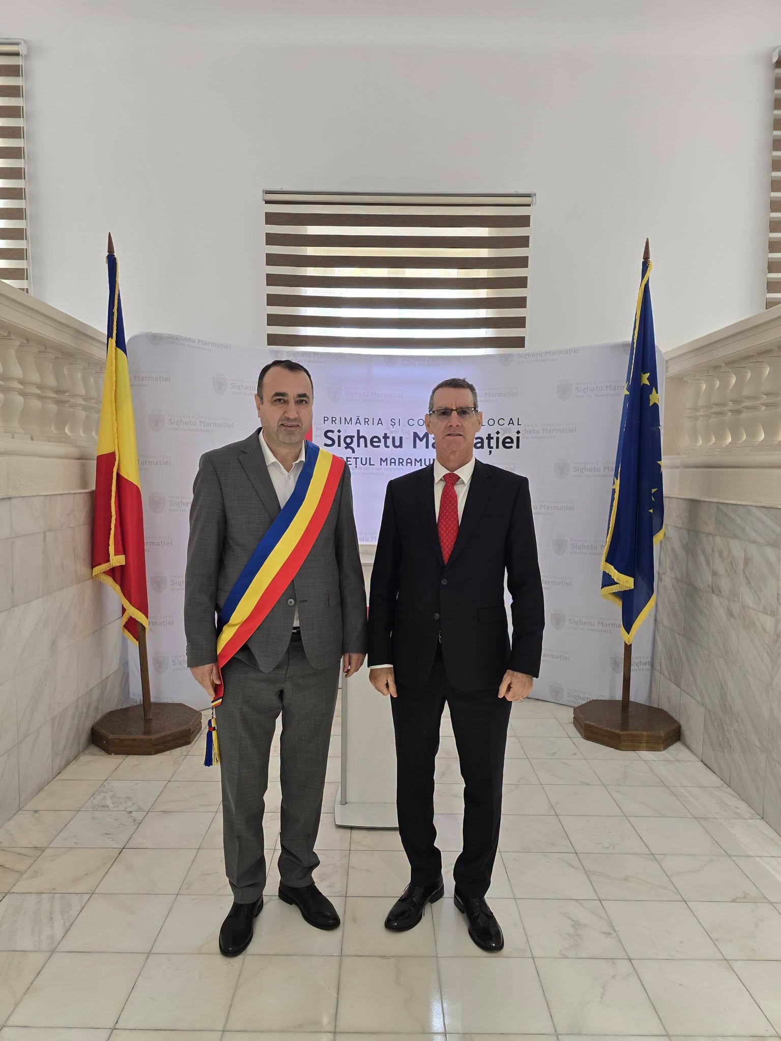 Vizită diplomatică importantă la Primăria municipiului Sighetu Marmației, județul Maramureș: primarul Vasile Moldovan l-a primit pe Ambasadorul Israelului în România!