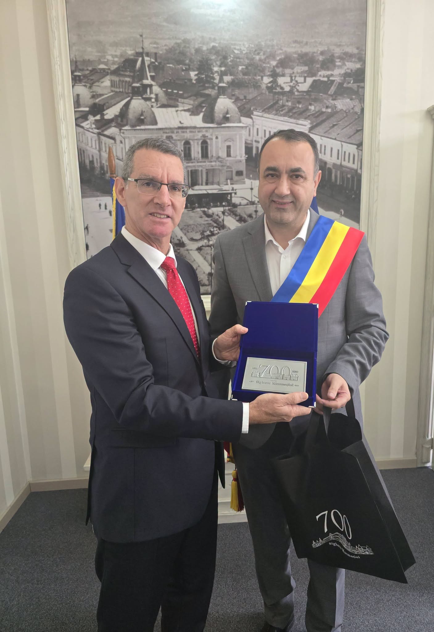 Vizită diplomatică importantă la Primăria municipiului Sighetu Marmației, județul Maramureș: primarul Vasile Moldovan l-a primit pe Ambasadorul Israelului în România!