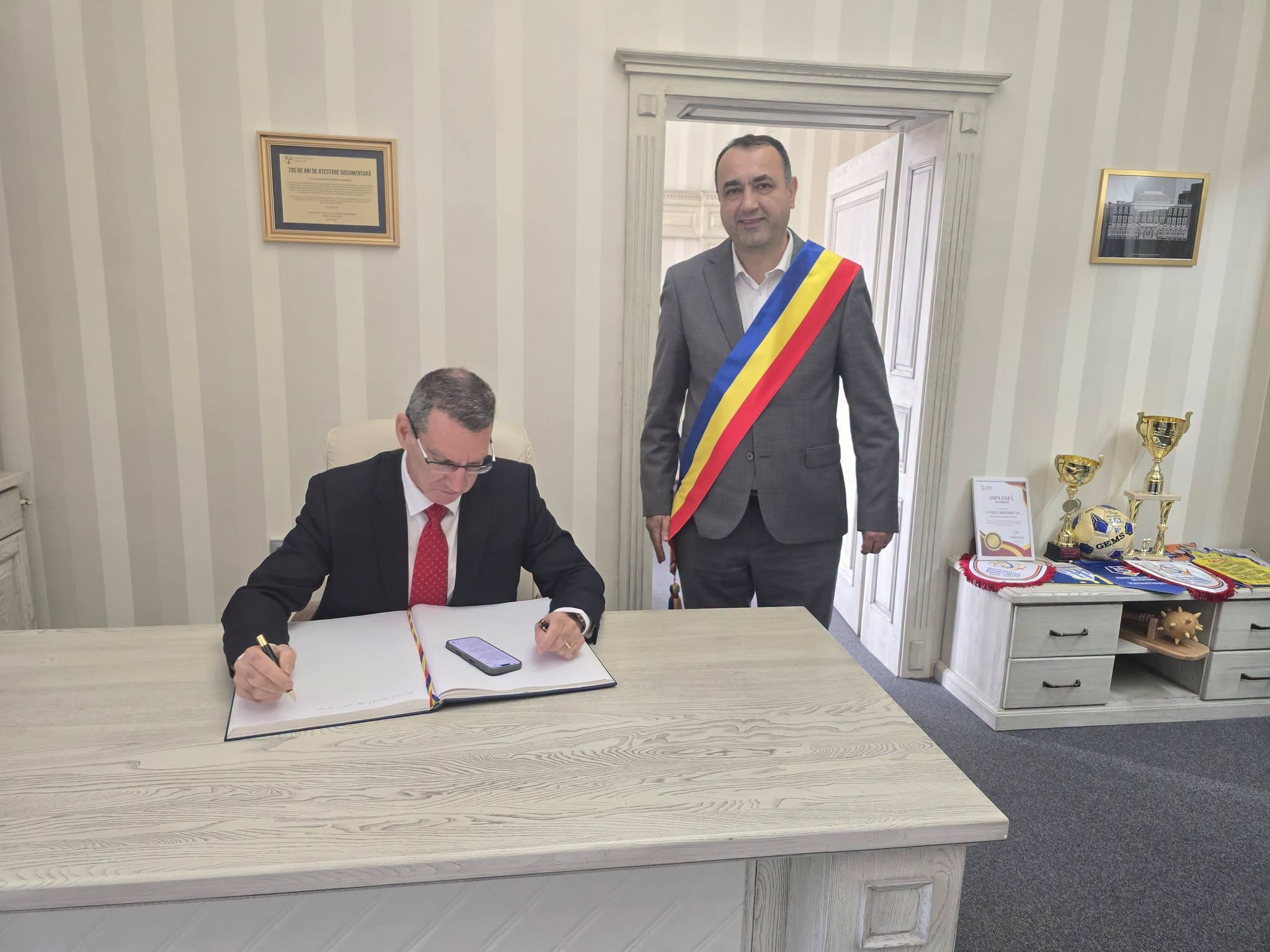 Vizită diplomatică importantă la Primăria municipiului Sighetu Marmației, județul Maramureș: primarul Vasile Moldovan l-a primit pe Ambasadorul Israelului în România!