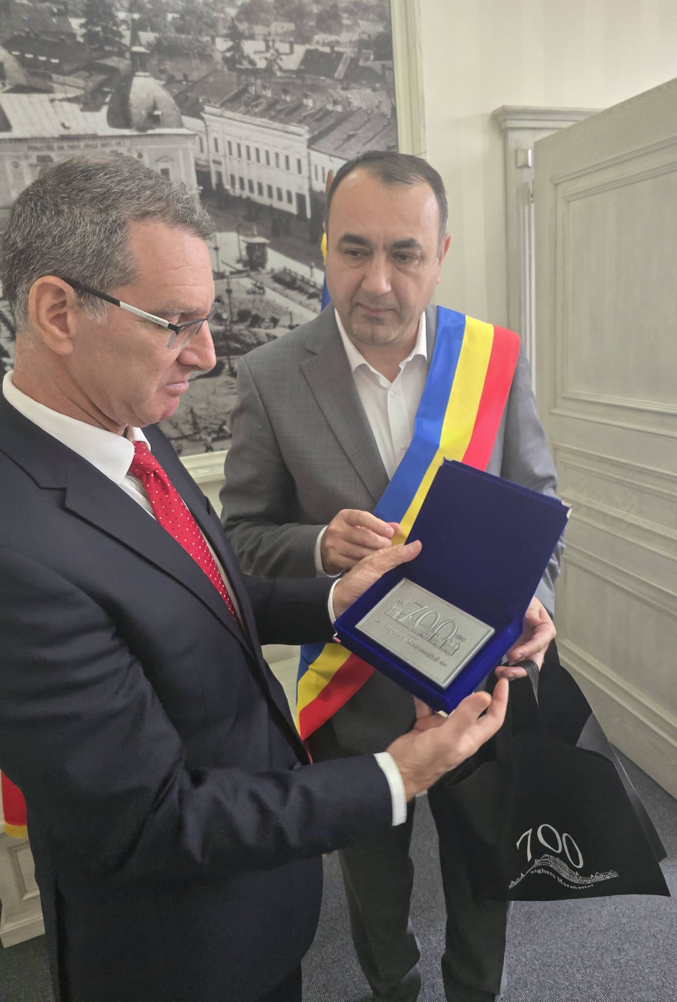 Vizită diplomatică importantă la Primăria municipiului Sighetu Marmației, județul Maramureș: primarul Vasile Moldovan l-a primit pe Ambasadorul Israelului în România!