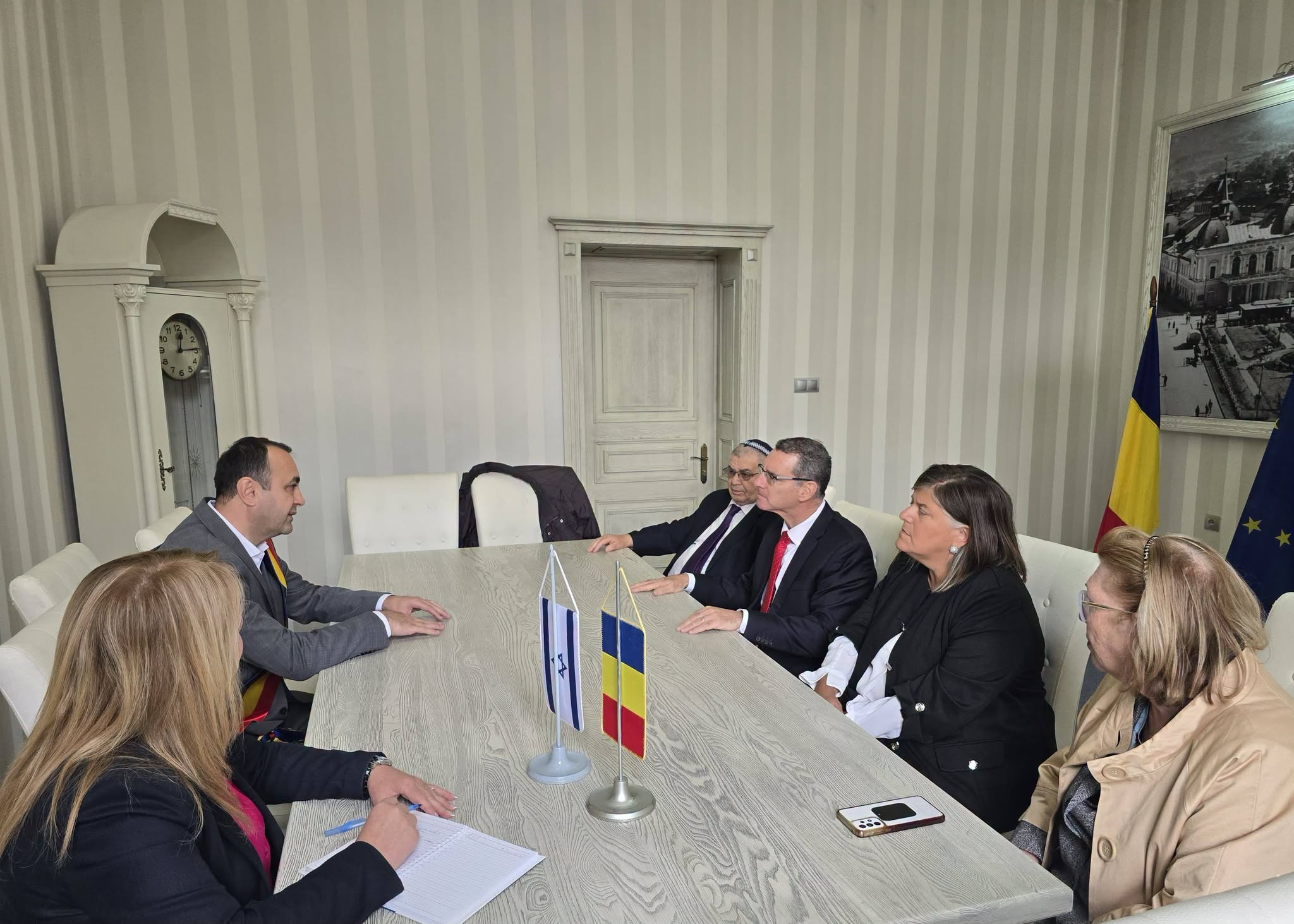 Vizită diplomatică importantă la Primăria municipiului Sighetu Marmației, județul Maramureș: primarul Vasile Moldovan l-a primit pe Ambasadorul Israelului în România!