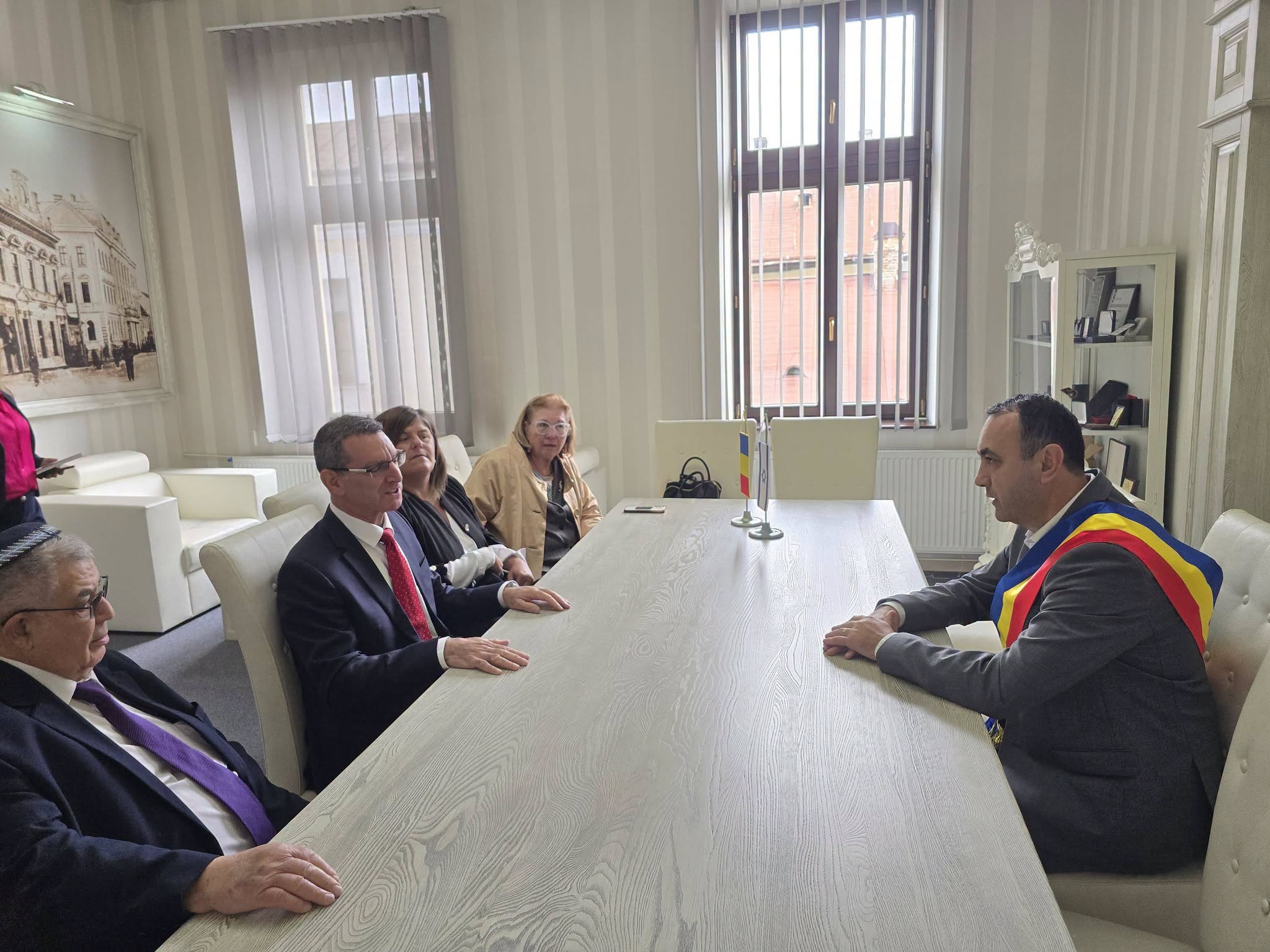 Vizită diplomatică importantă la Primăria municipiului Sighetu Marmației, județul Maramureș: primarul Vasile Moldovan l-a primit pe Ambasadorul Israelului în România!