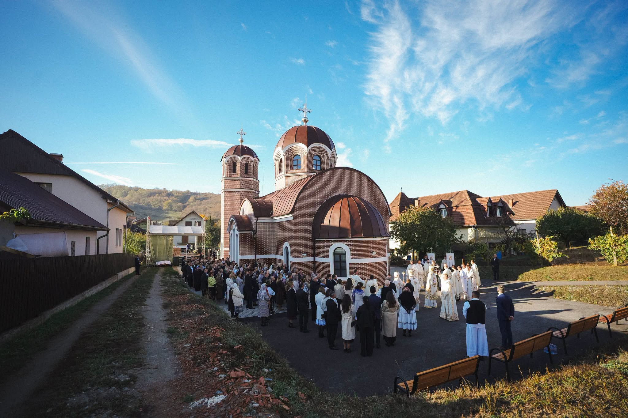 Moment istoric pentru comunitatea ortodoxă din Zalău: Biserica „Sfântul Apostol Andrei” din cartierul Sărmaș, sfințită de trei ierarhi!