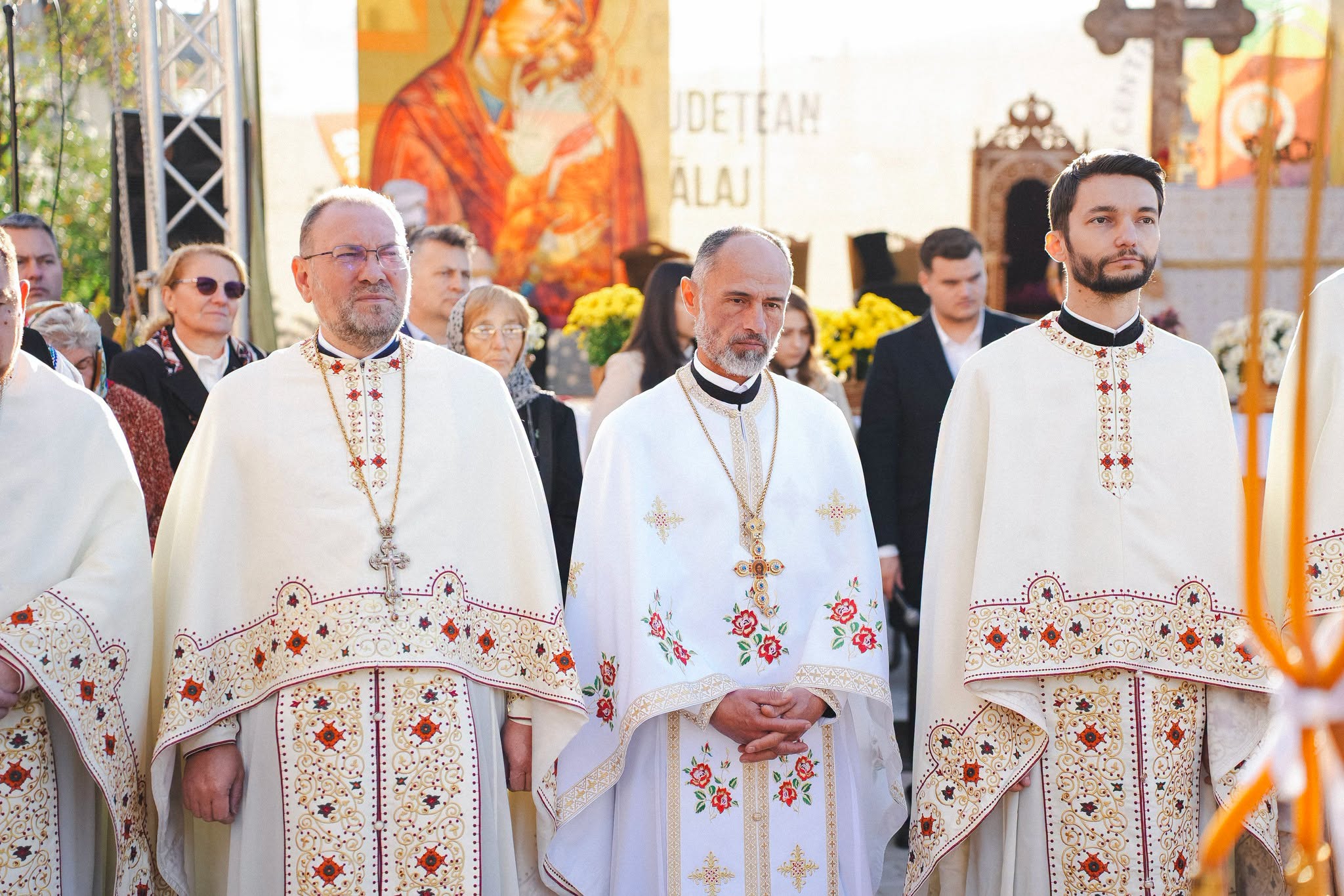 Moment istoric pentru comunitatea ortodoxă din Zalău: Biserica „Sfântul Apostol Andrei” din cartierul Sărmaș, sfințită de trei ierarhi!