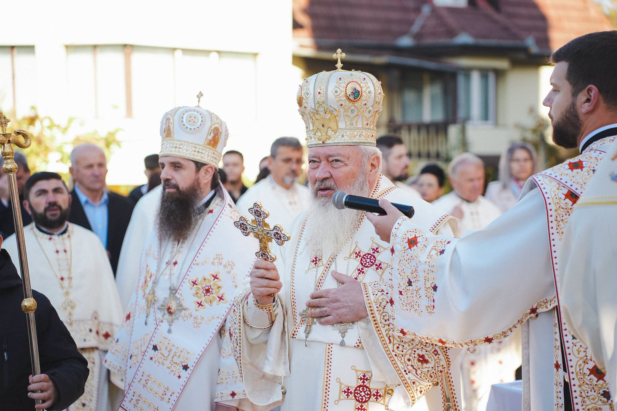 Moment istoric pentru comunitatea ortodoxă din Zalău: Biserica „Sfântul Apostol Andrei” din cartierul Sărmaș, sfințită de trei ierarhi!