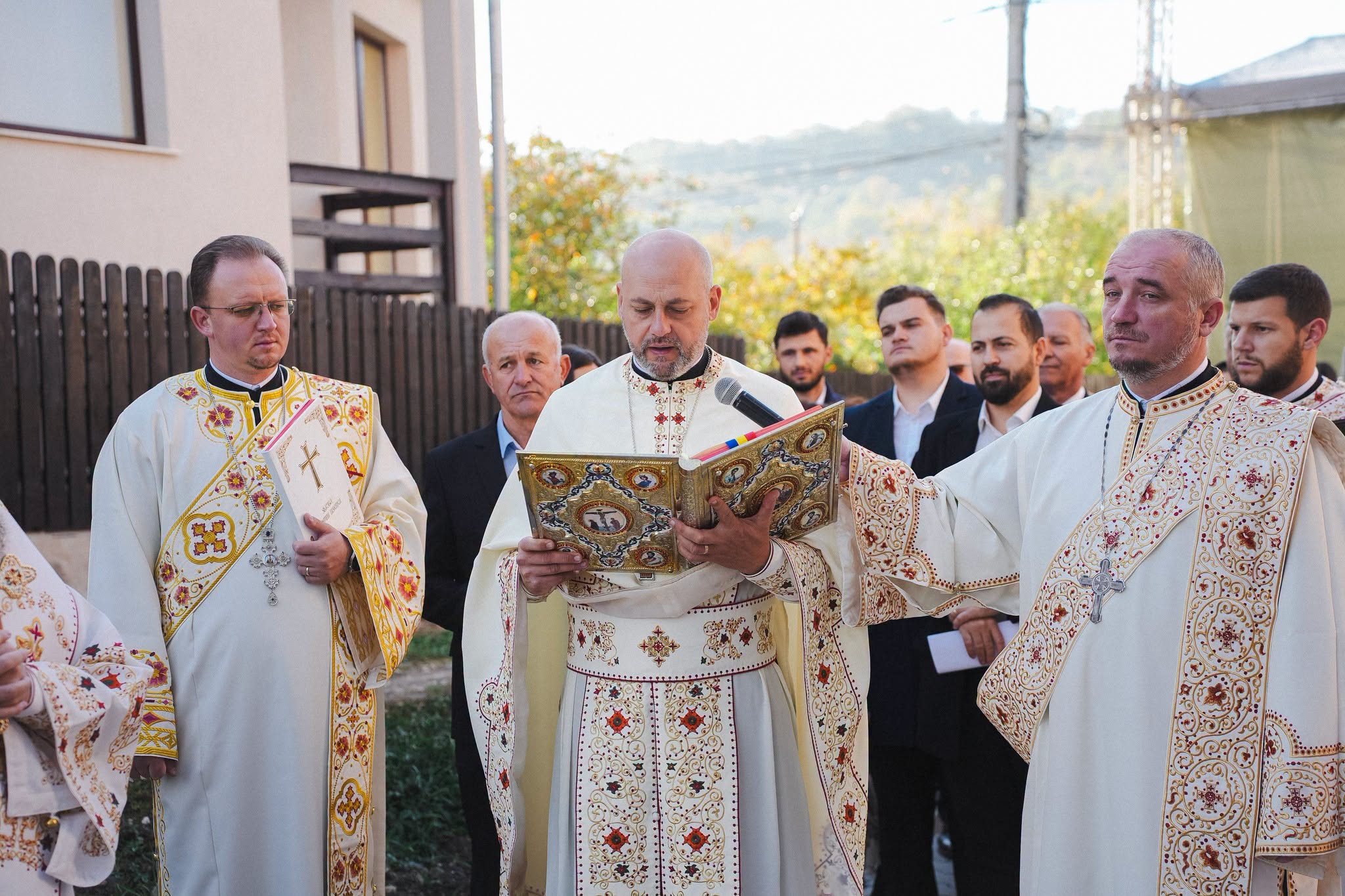 Moment istoric pentru comunitatea ortodoxă din Zalău: Biserica „Sfântul Apostol Andrei” din cartierul Sărmaș, sfințită de trei ierarhi!