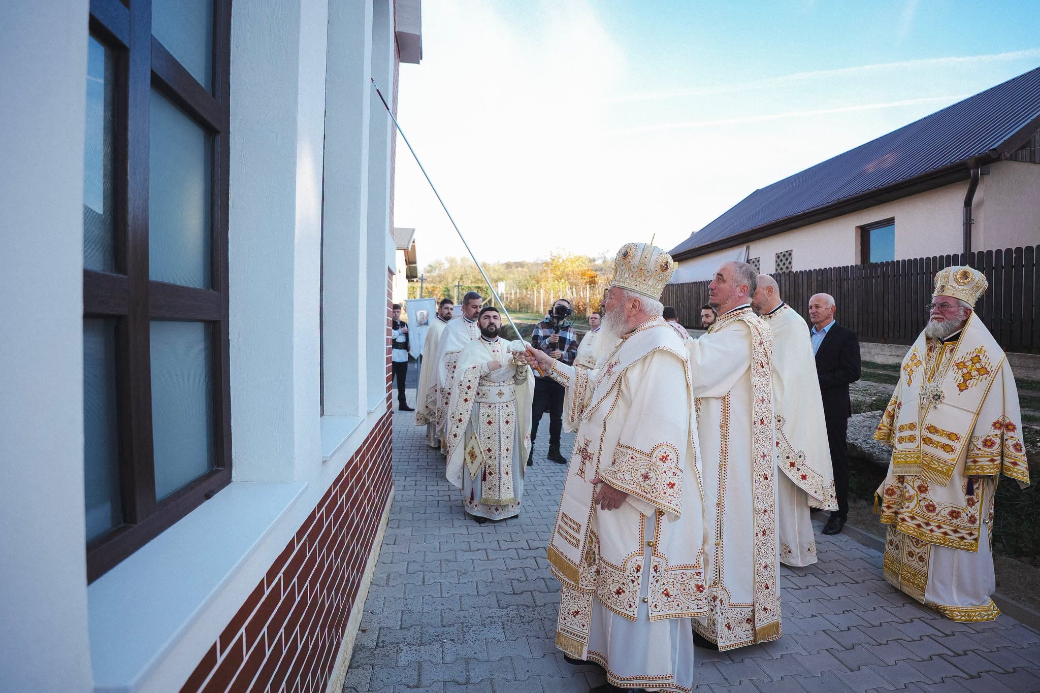 Moment istoric pentru comunitatea ortodoxă din Zalău: Biserica „Sfântul Apostol Andrei” din cartierul Sărmaș, sfințită de trei ierarhi!