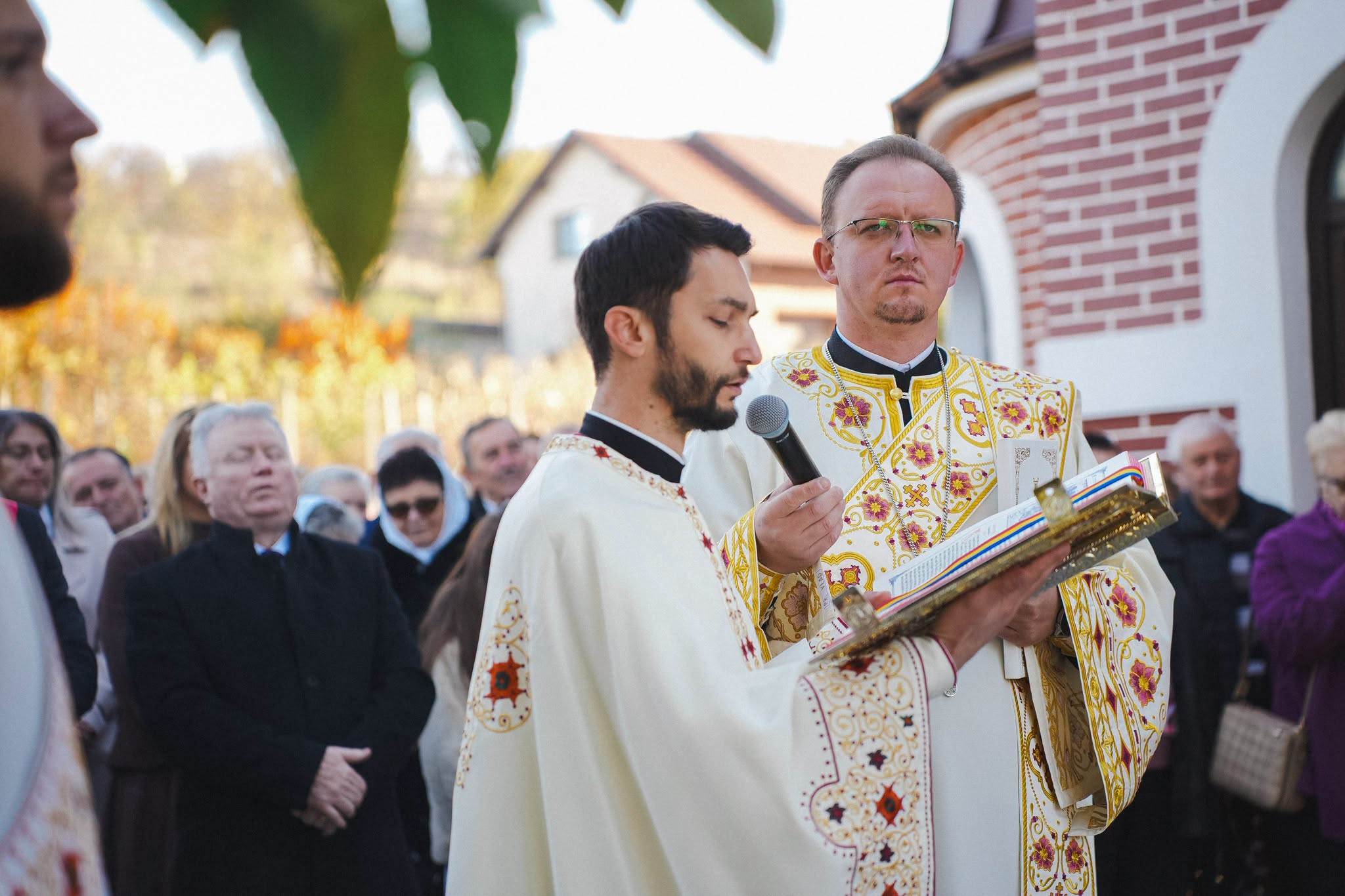 Moment istoric pentru comunitatea ortodoxă din Zalău: Biserica „Sfântul Apostol Andrei” din cartierul Sărmaș, sfințită de trei ierarhi!