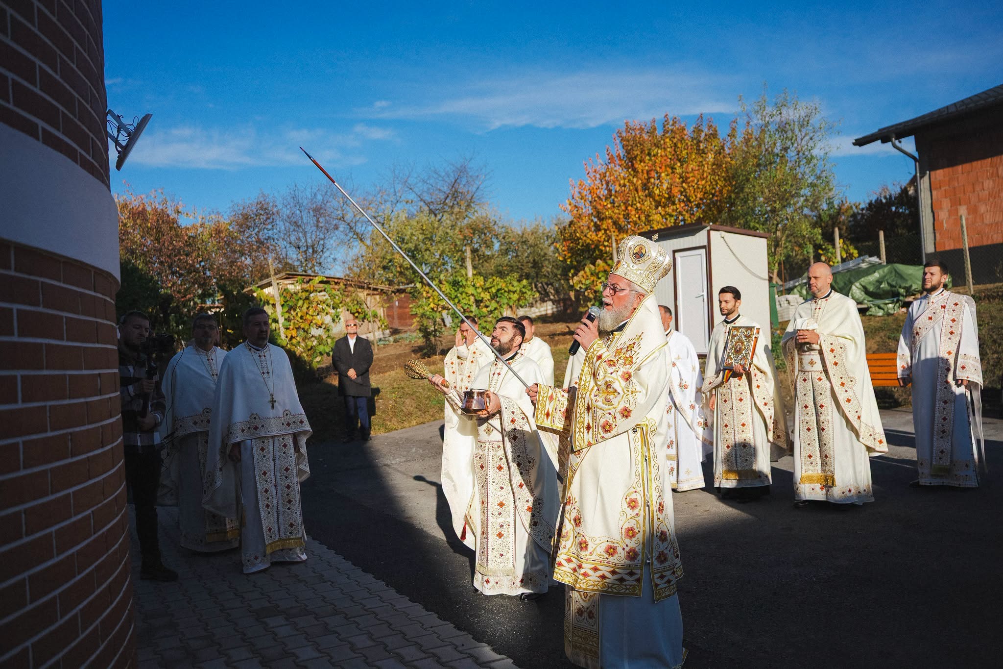 Moment istoric pentru comunitatea ortodoxă din Zalău: Biserica „Sfântul Apostol Andrei” din cartierul Sărmaș, sfințită de trei ierarhi!