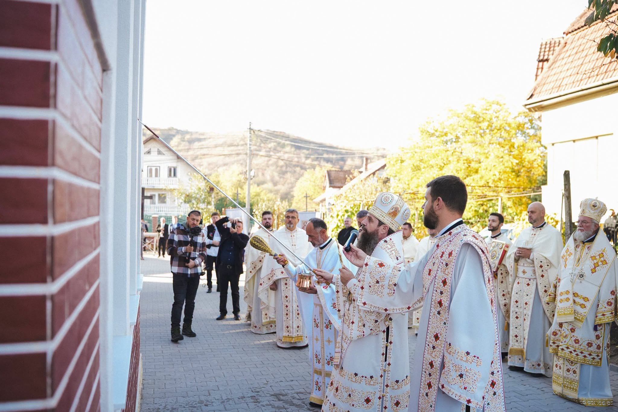 Moment istoric pentru comunitatea ortodoxă din Zalău: Biserica „Sfântul Apostol Andrei” din cartierul Sărmaș, sfințită de trei ierarhi!