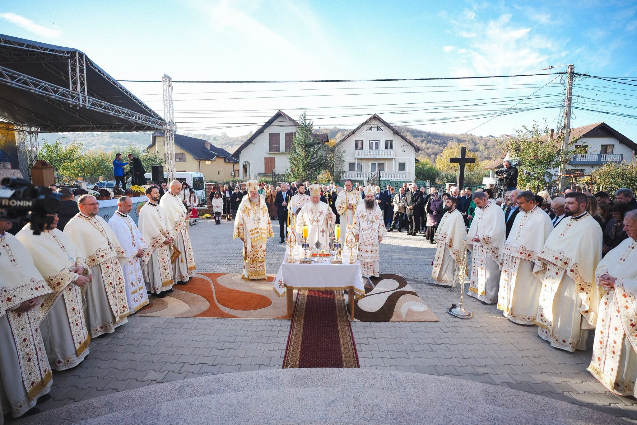 Moment istoric pentru comunitatea ortodoxă din Zalău: Biserica „Sfântul Apostol Andrei” din cartierul Sărmaș, sfințită de trei ierarhi!