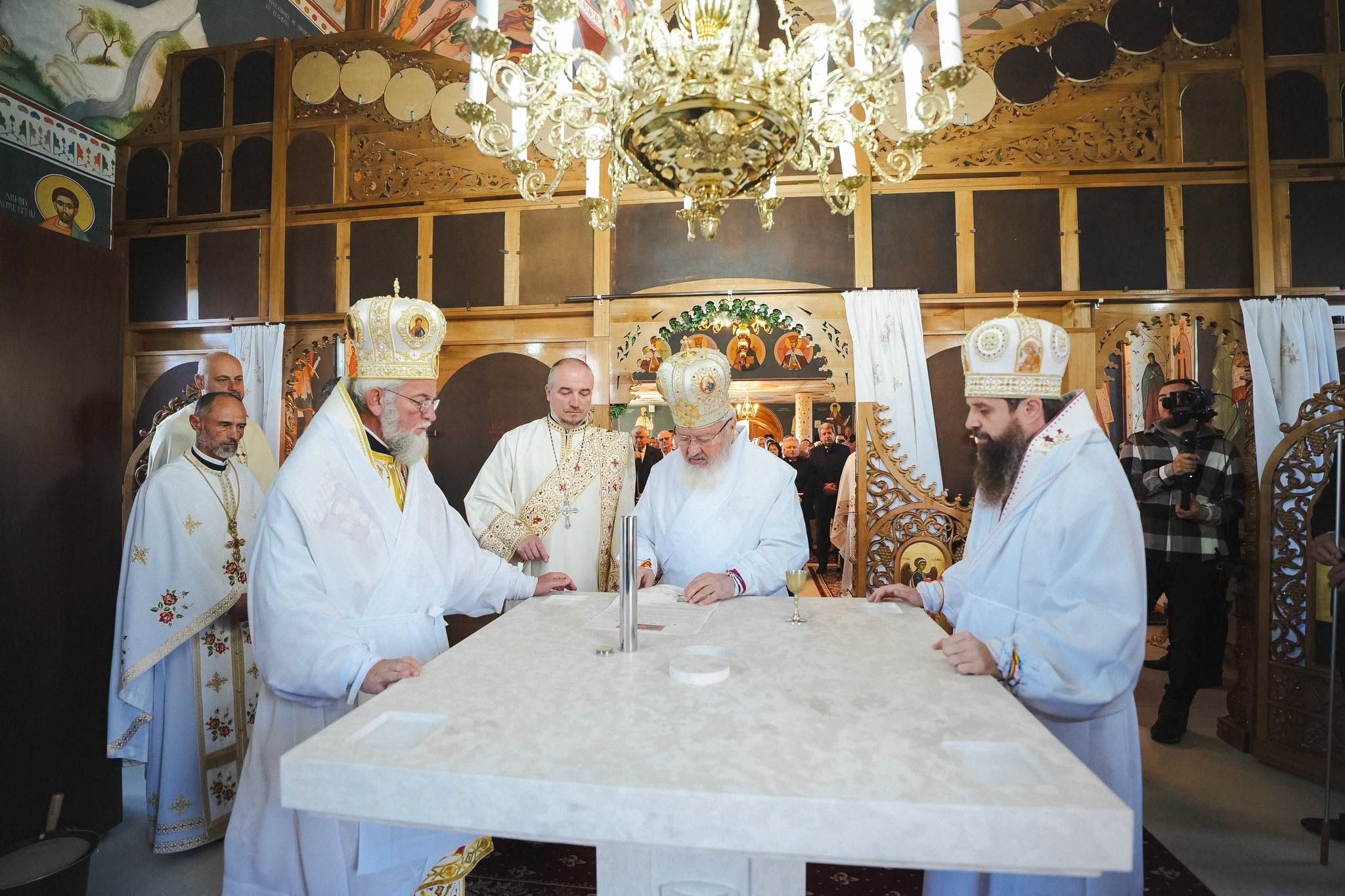 Moment istoric pentru comunitatea ortodoxă din Zalău: Biserica „Sfântul Apostol Andrei” din cartierul Sărmaș, sfințită de trei ierarhi!