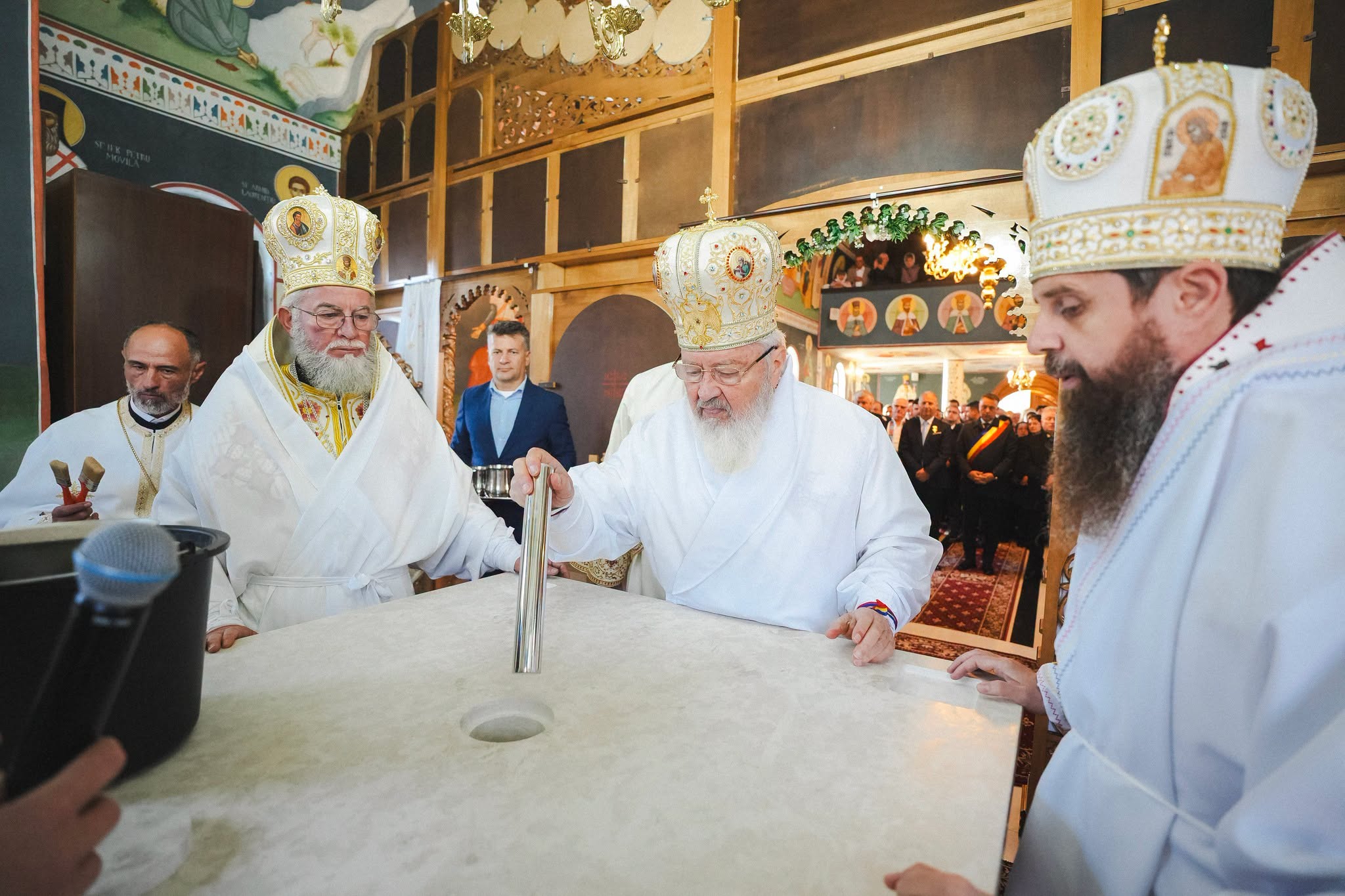 Moment istoric pentru comunitatea ortodoxă din Zalău: Biserica „Sfântul Apostol Andrei” din cartierul Sărmaș, sfințită de trei ierarhi!