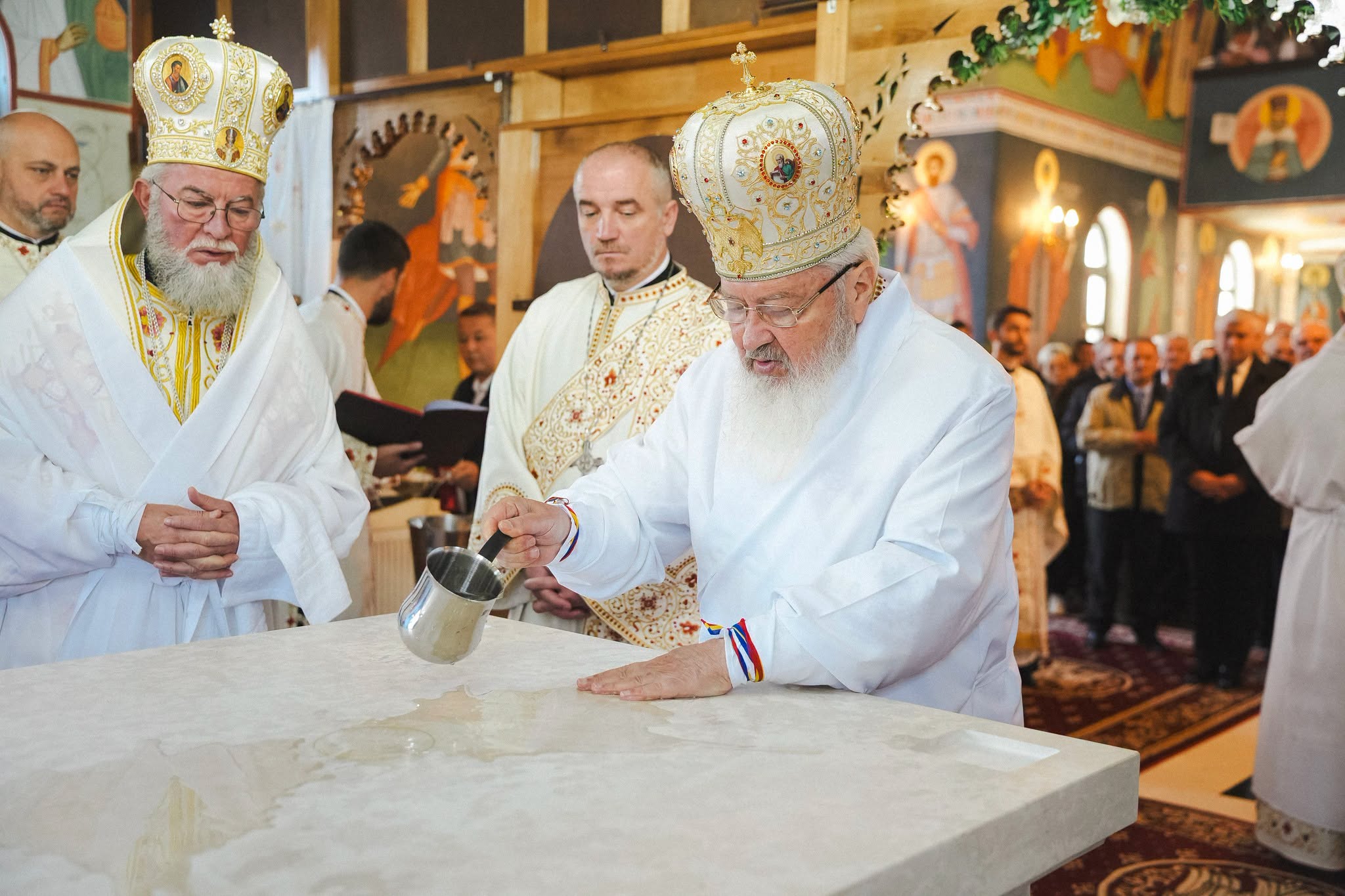 Moment istoric pentru comunitatea ortodoxă din Zalău: Biserica „Sfântul Apostol Andrei” din cartierul Sărmaș, sfințită de trei ierarhi!