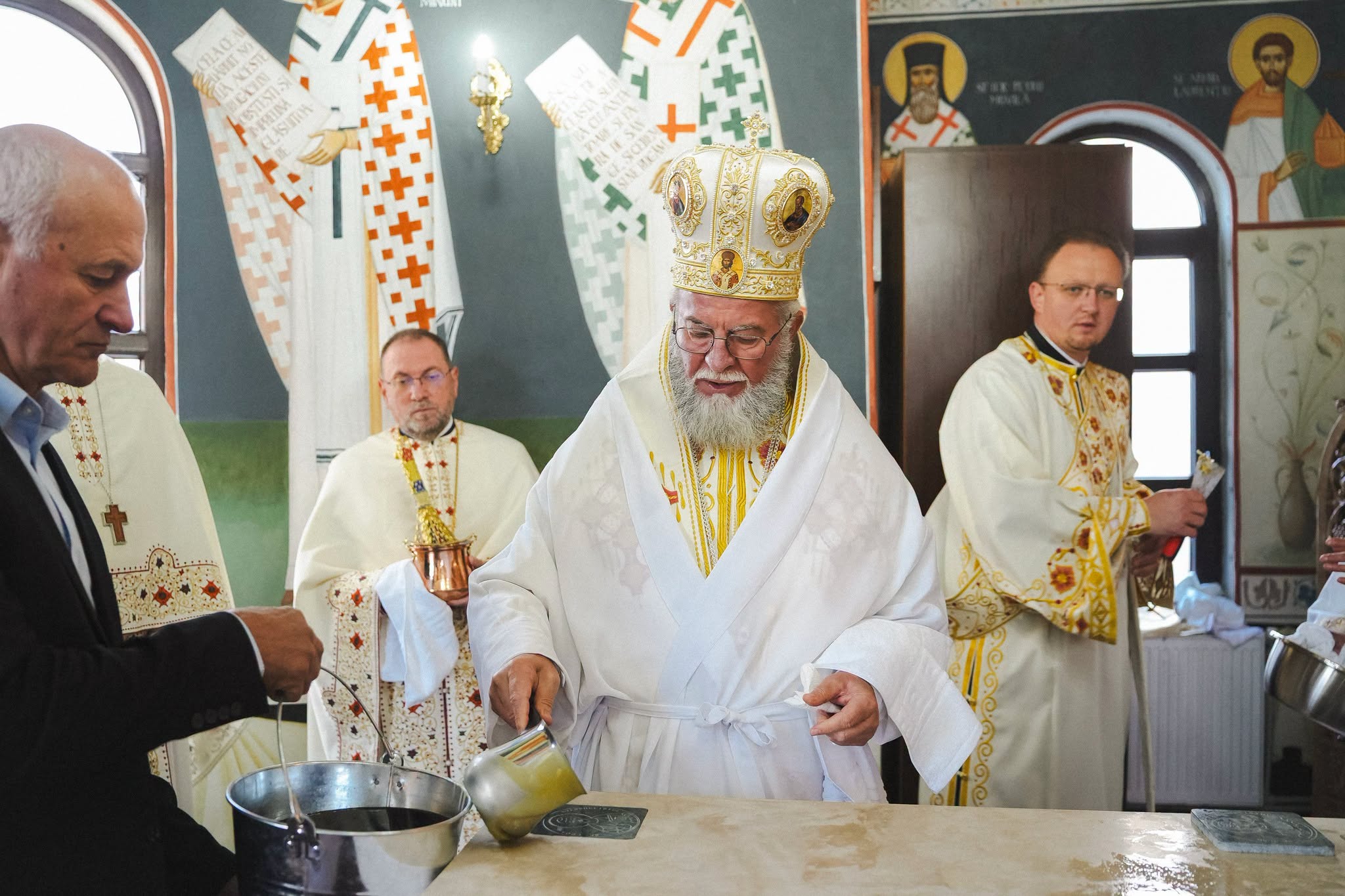 Moment istoric pentru comunitatea ortodoxă din Zalău: Biserica „Sfântul Apostol Andrei” din cartierul Sărmaș, sfințită de trei ierarhi!