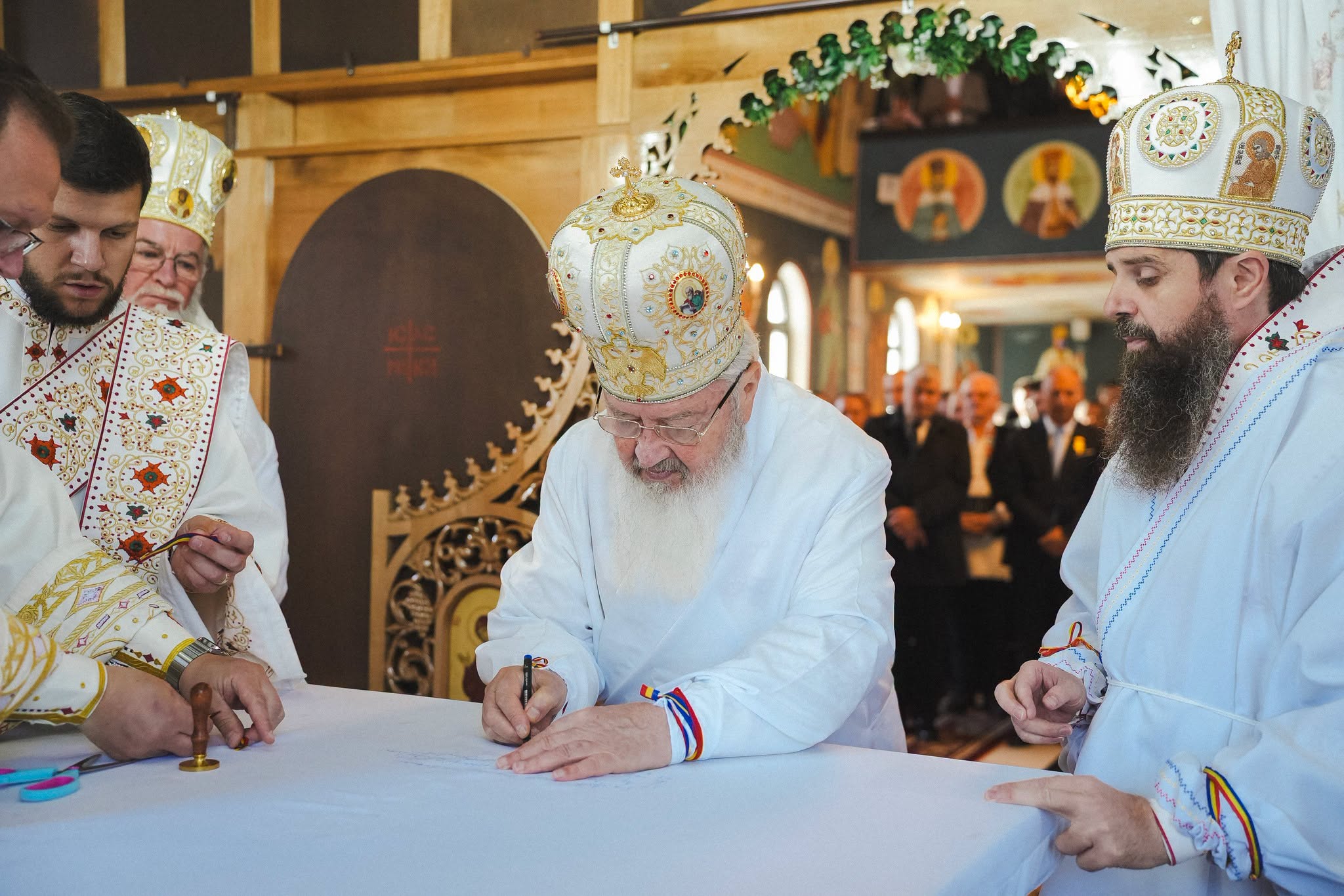 Moment istoric pentru comunitatea ortodoxă din Zalău: Biserica „Sfântul Apostol Andrei” din cartierul Sărmaș, sfințită de trei ierarhi!