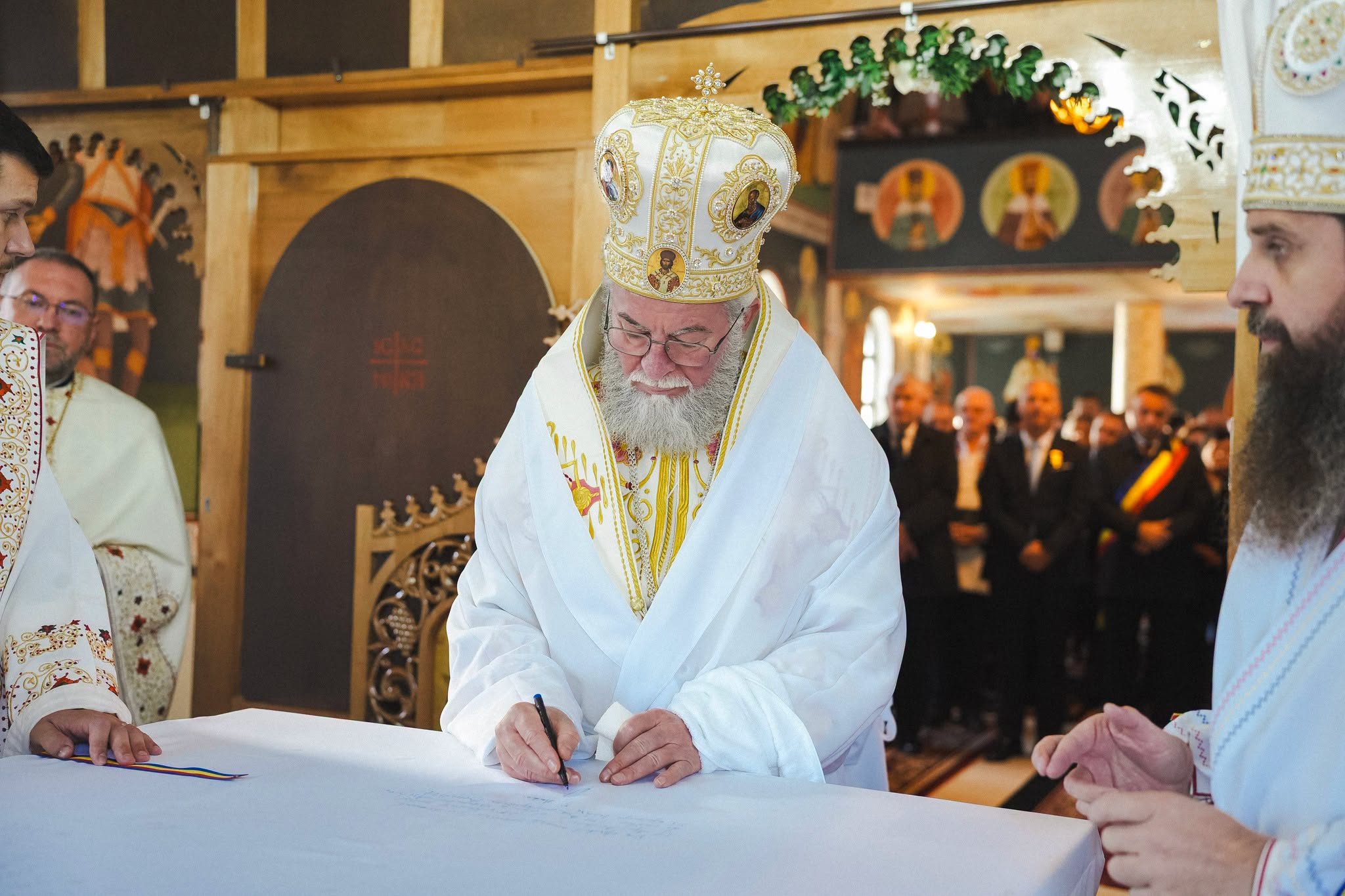Moment istoric pentru comunitatea ortodoxă din Zalău: Biserica „Sfântul Apostol Andrei” din cartierul Sărmaș, sfințită de trei ierarhi!