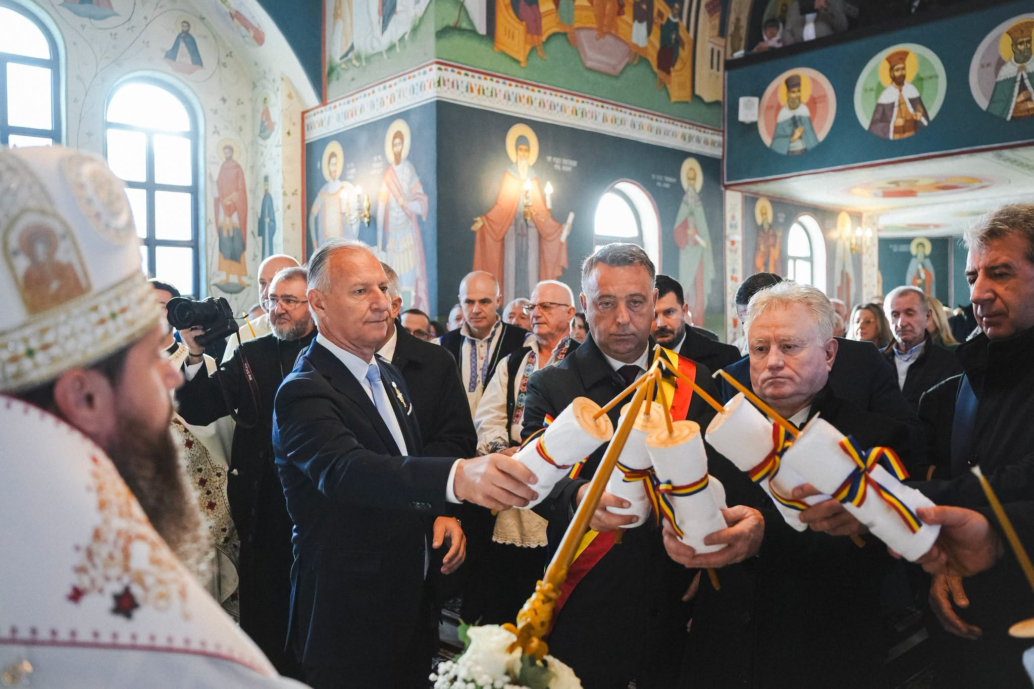 Moment istoric pentru comunitatea ortodoxă din Zalău: Biserica „Sfântul Apostol Andrei” din cartierul Sărmaș, sfințită de trei ierarhi!