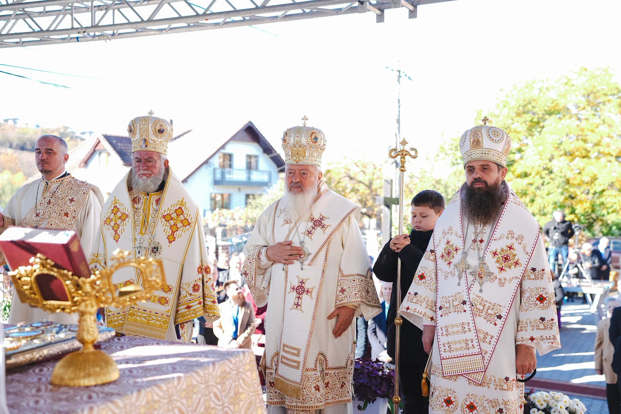 Moment istoric pentru comunitatea ortodoxă din Zalău: Biserica „Sfântul Apostol Andrei” din cartierul Sărmaș, sfințită de trei ierarhi!