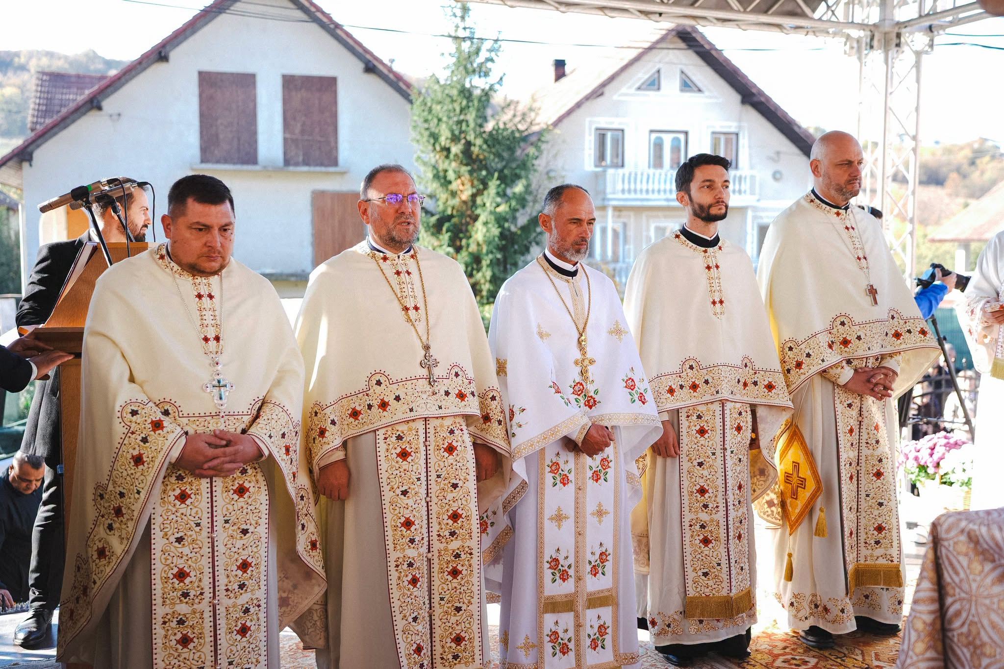 Moment istoric pentru comunitatea ortodoxă din Zalău: Biserica „Sfântul Apostol Andrei” din cartierul Sărmaș, sfințită de trei ierarhi!