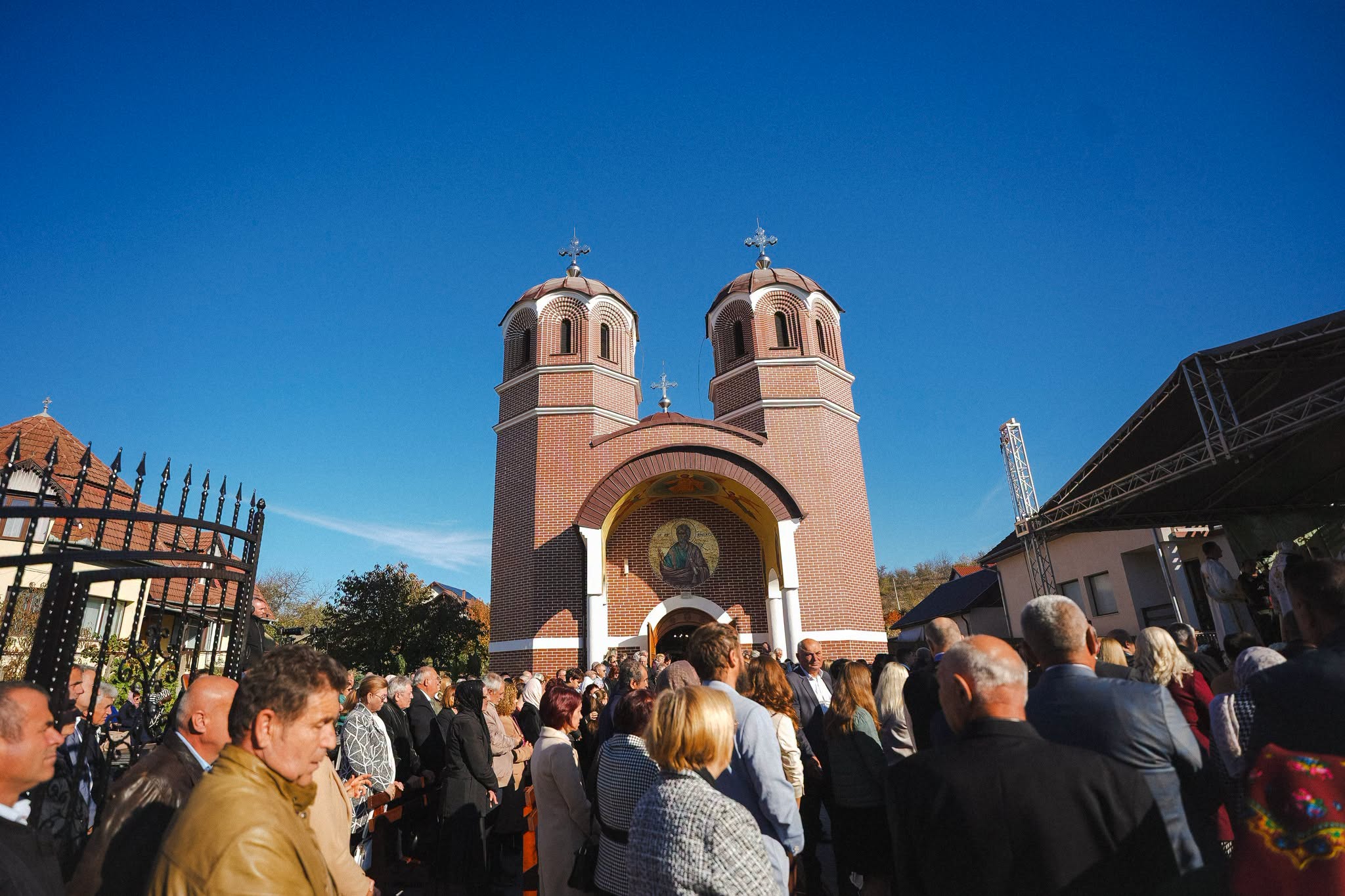 Moment istoric pentru comunitatea ortodoxă din Zalău: Biserica „Sfântul Apostol Andrei” din cartierul Sărmaș, sfințită de trei ierarhi!