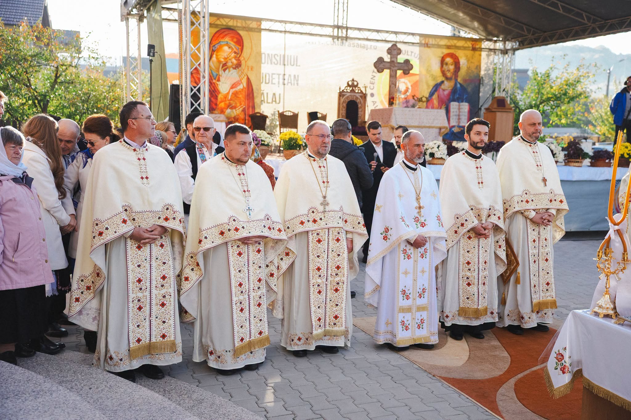 Moment istoric pentru comunitatea ortodoxă din Zalău: Biserica „Sfântul Apostol Andrei” din cartierul Sărmaș, sfințită de trei ierarhi!