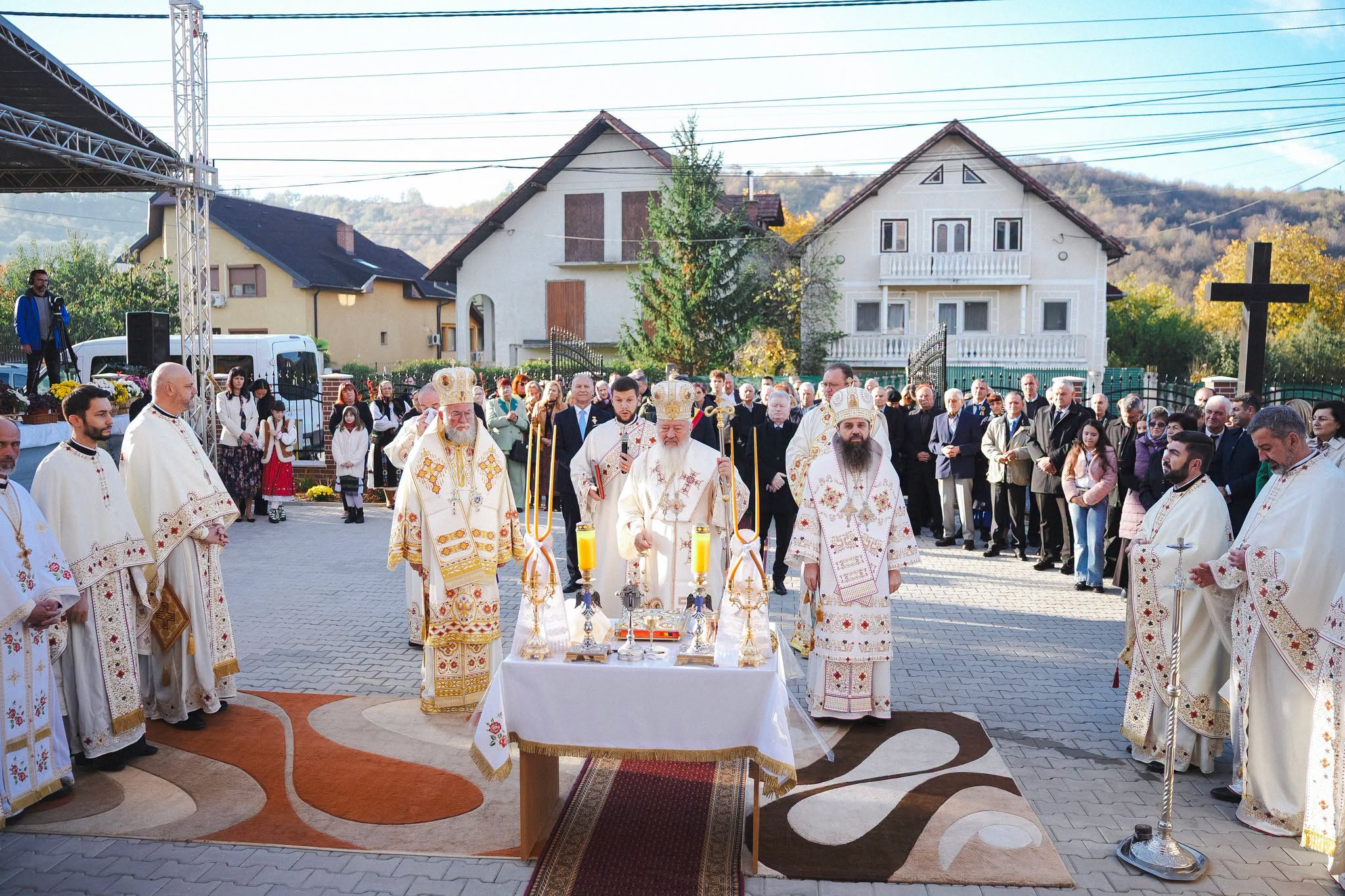 Moment istoric pentru comunitatea ortodoxă din Zalău: Biserica „Sfântul Apostol Andrei” din cartierul Sărmaș, sfințită de trei ierarhi!