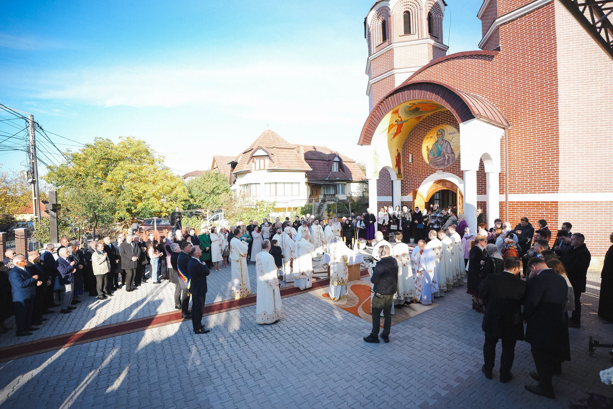 Moment istoric pentru comunitatea ortodoxă din Zalău: Biserica „Sfântul Apostol Andrei” din cartierul Sărmaș, sfințită de trei ierarhi!