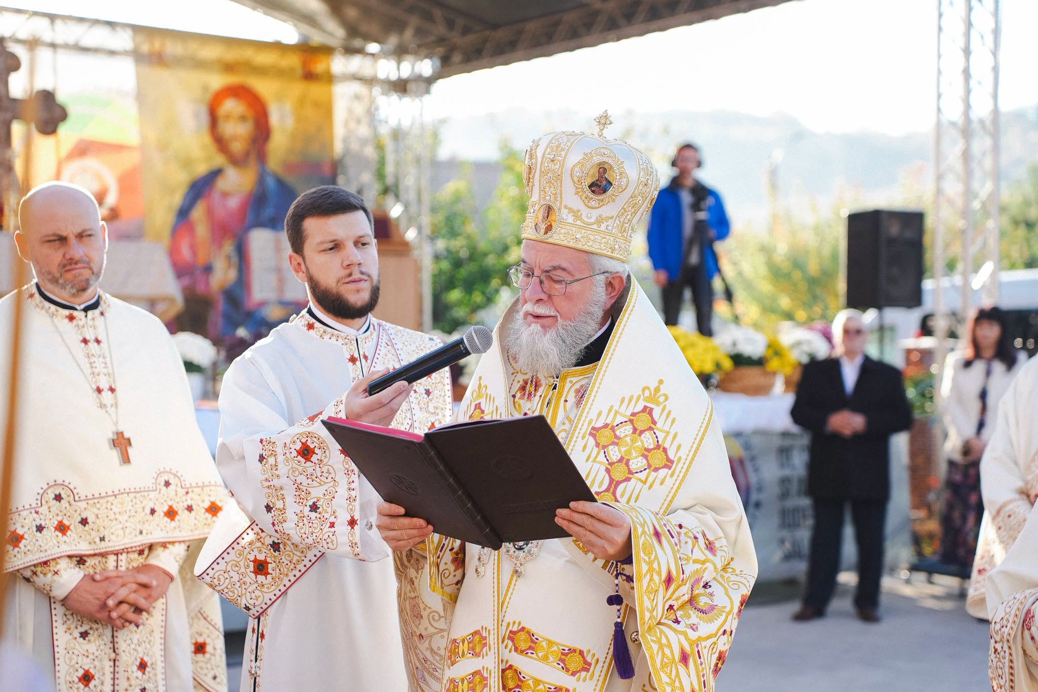 Moment istoric pentru comunitatea ortodoxă din Zalău: Biserica „Sfântul Apostol Andrei” din cartierul Sărmaș, sfințită de trei ierarhi!