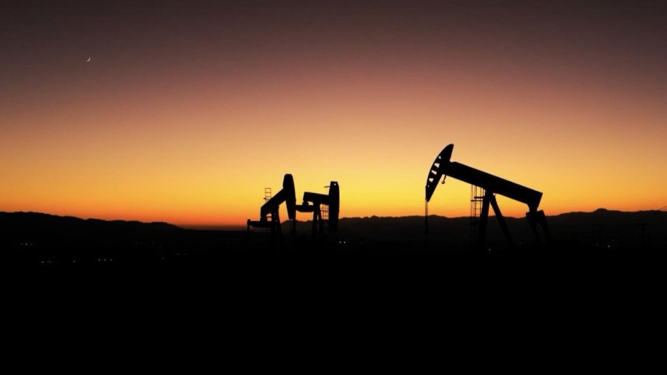 Petrolul se apropie din nou de 110 dolari pe baril, iar gazele se scumpesc în Europa. Ce riscuri apar pentru consumatori