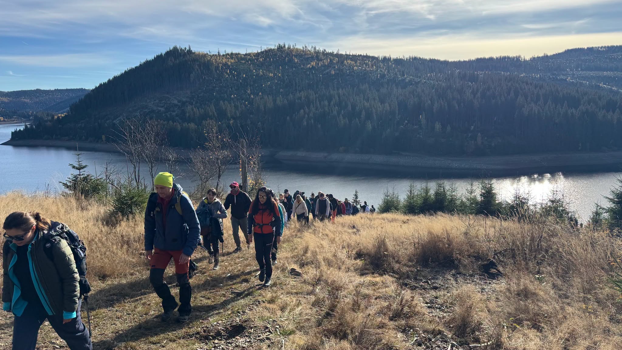 Spectacol de toamnă în Apuseni: 200 de iubitori ai muntelui au inaugurat un nou traseu turistic spectaculos la Beliș, în județul Cluj!