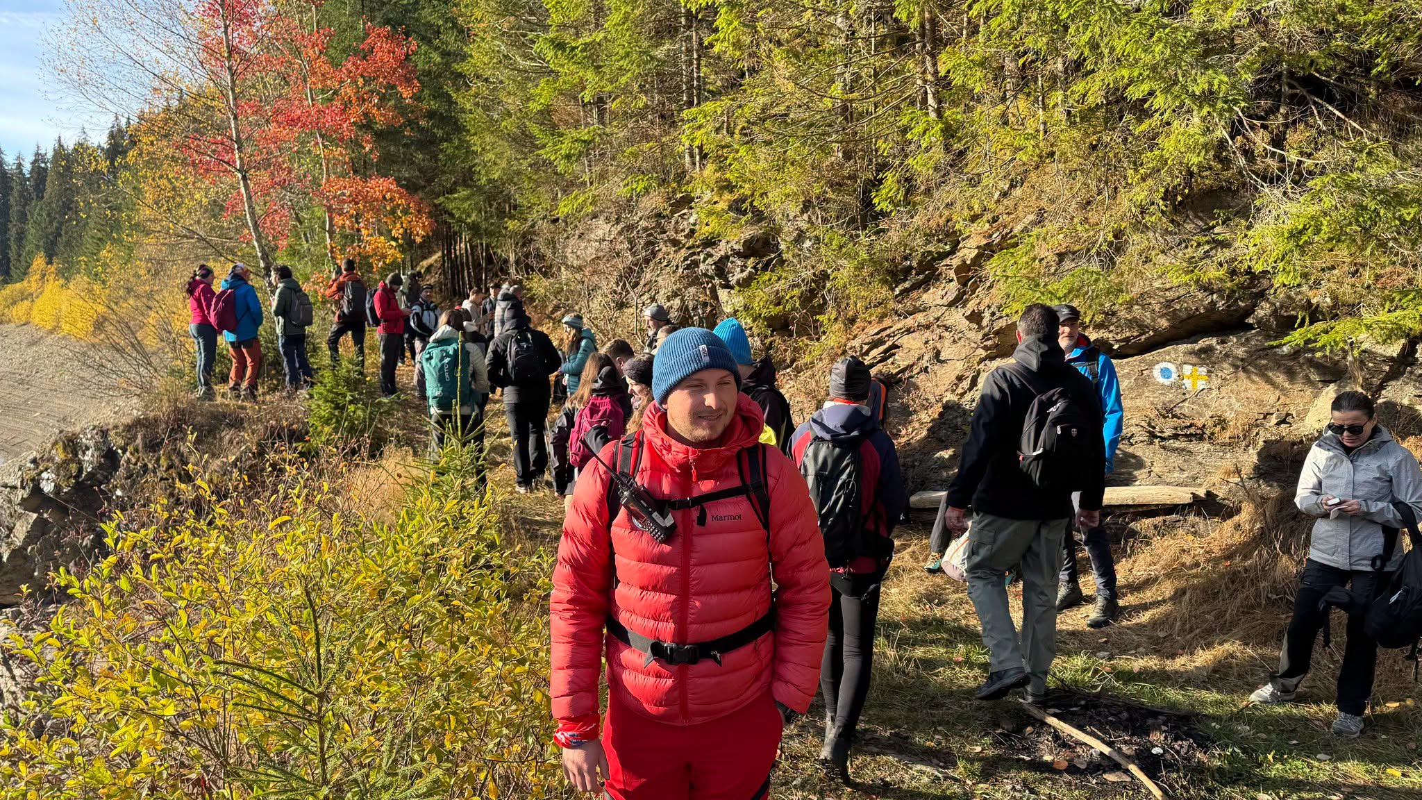 Spectacol de toamnă în Apuseni: 200 de iubitori ai muntelui au inaugurat un nou traseu turistic spectaculos la Beliș, în județul Cluj!