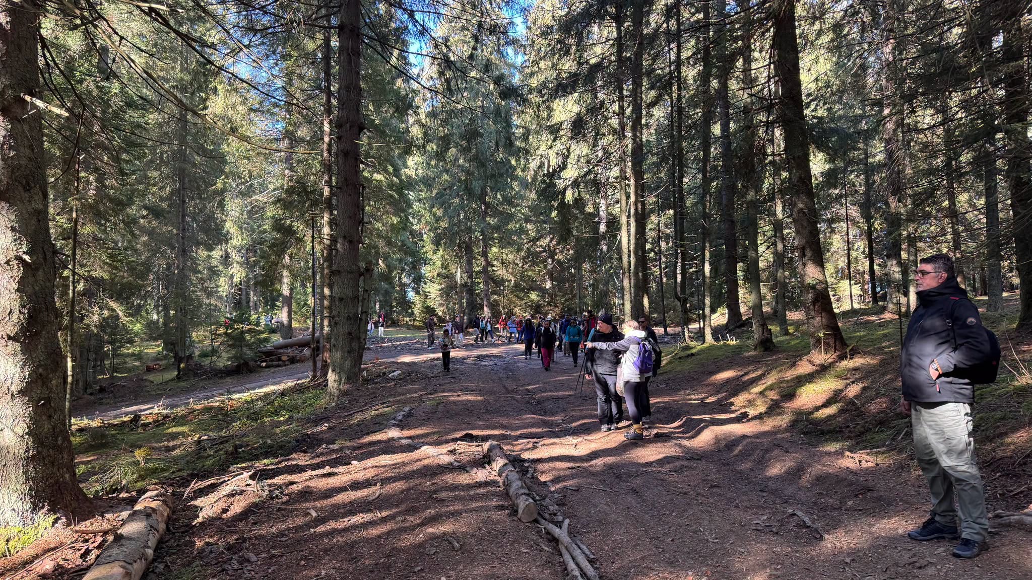 Spectacol de toamnă în Apuseni: 200 de iubitori ai muntelui au inaugurat un nou traseu turistic spectaculos la Beliș, în județul Cluj!